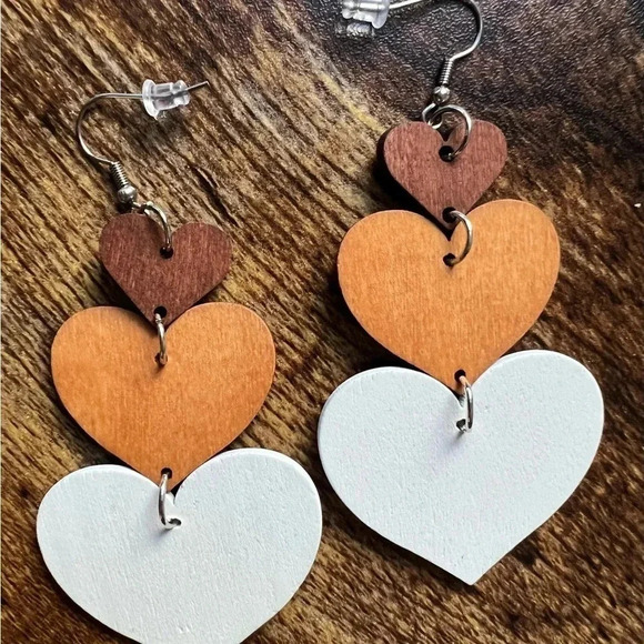 BUNDLE: (1) Bagatelle pleather shorts, (1) Shein tee, (1) wood heart earrings - Picture 16 of 16